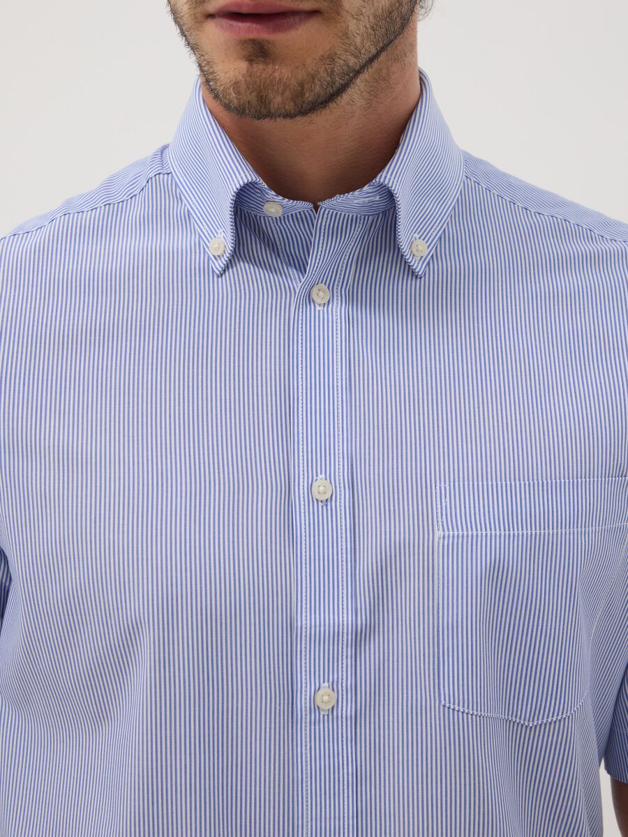 Camicia azzurra a righe a maniche corte regular fit_1