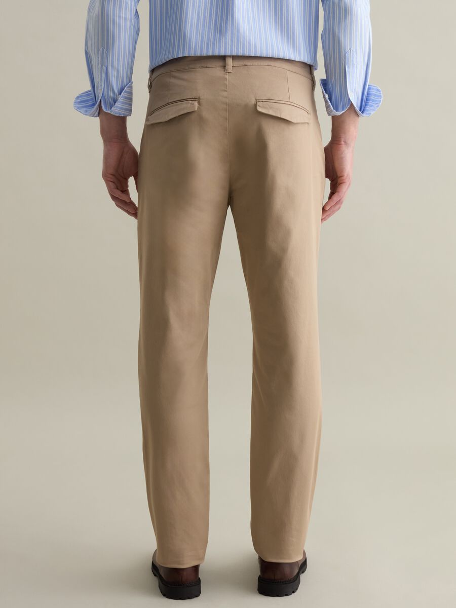 Slim-fit chinos in stretch twill_2