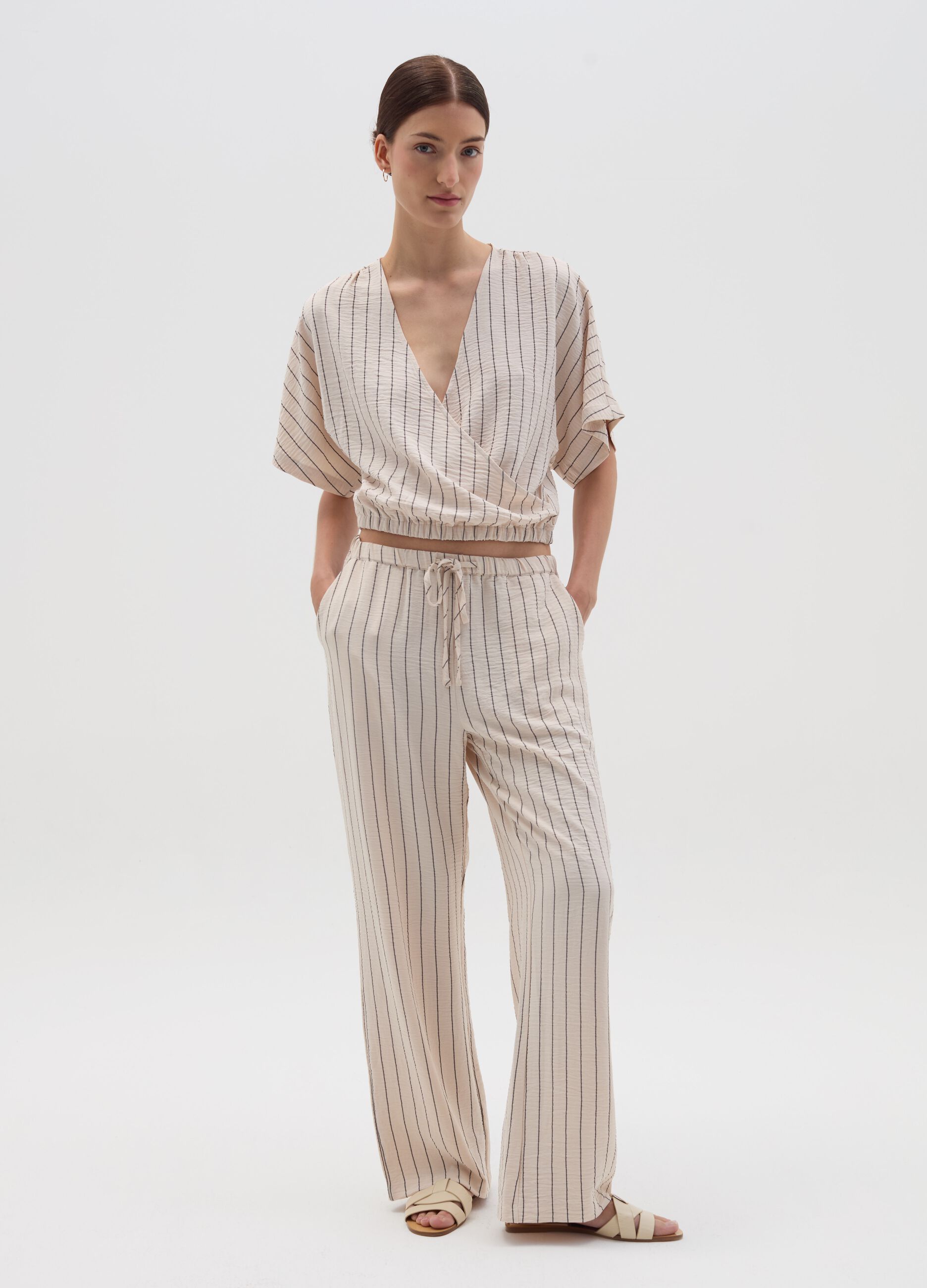 Blusa corta incrociata a righe beige