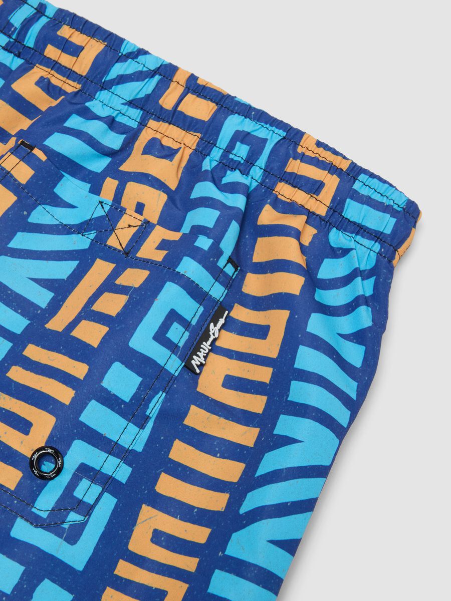 Boxer da mare con fantasia geometrica multicolor_5