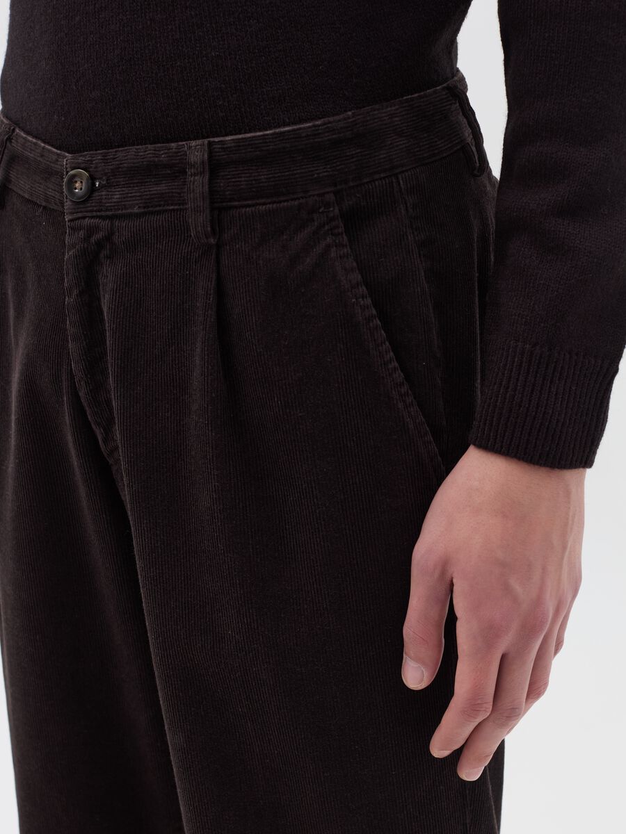 Chino trousers in corduroy with darts_2