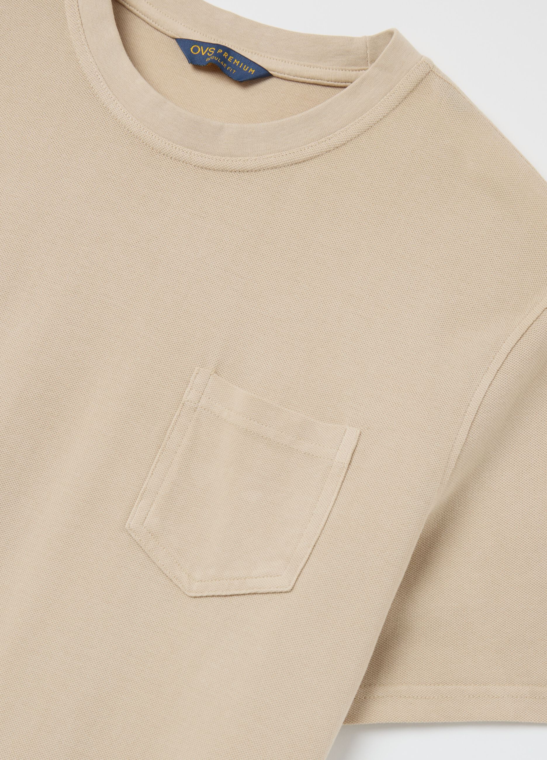 T-shirt beige in cotone con tasca