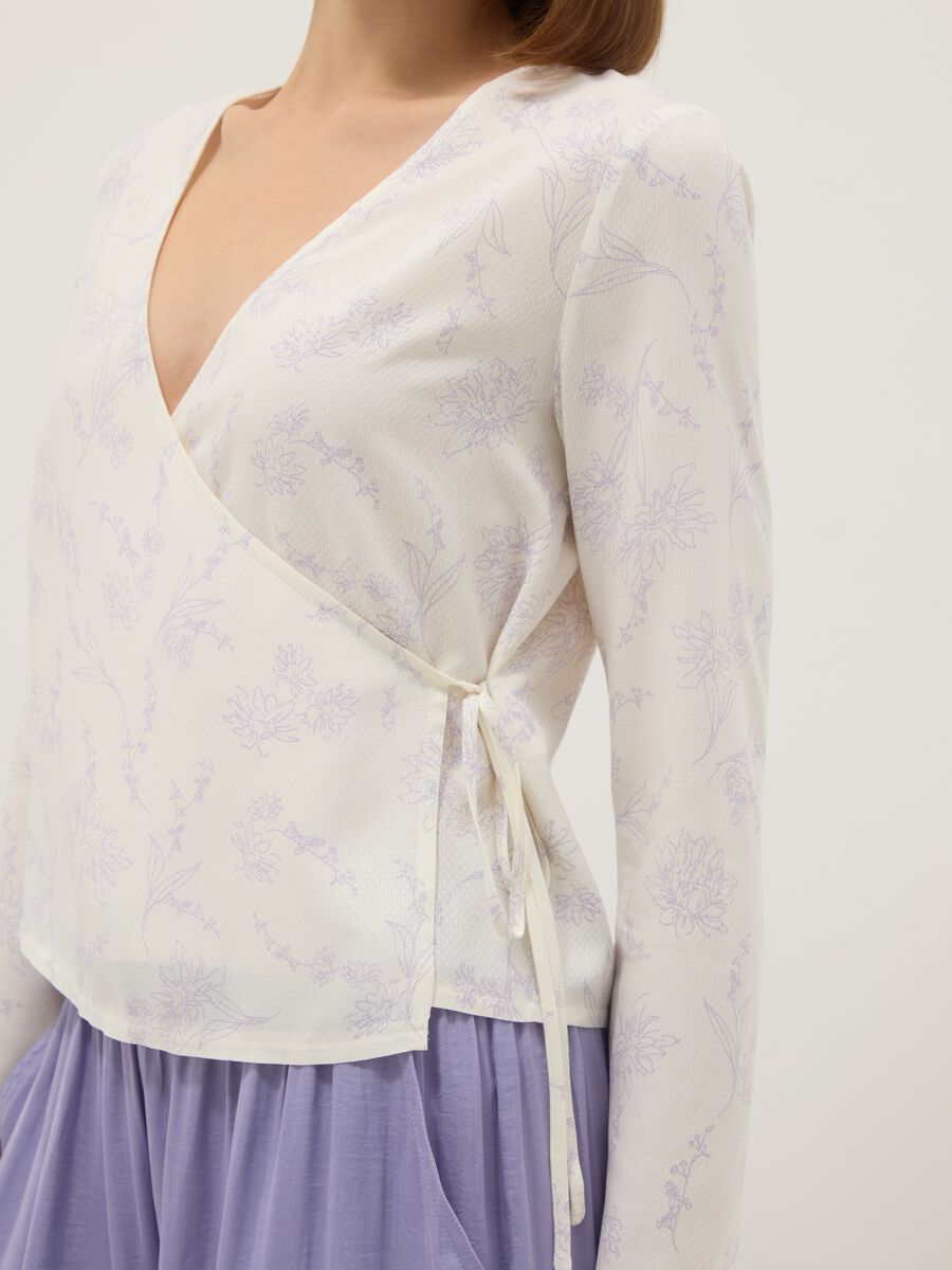 Top pigiama bianco in pura viscosa con chiusura laterale a nodo_3