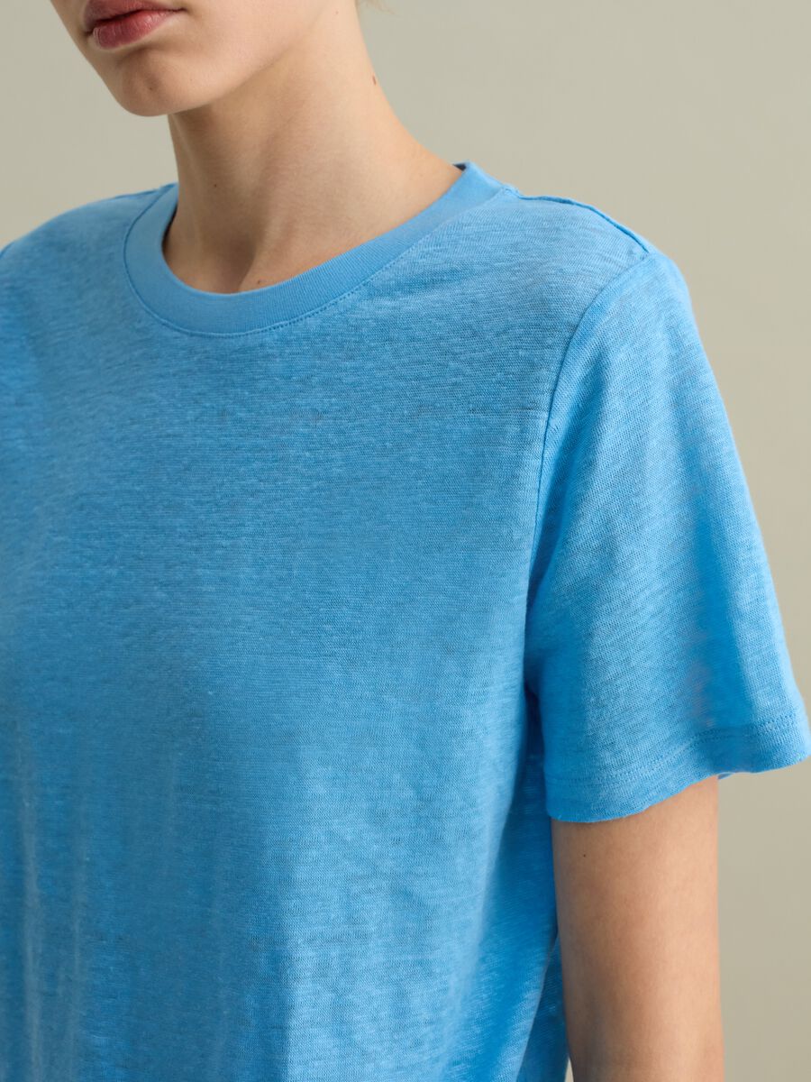 Short-sleeved T-shirt in light blue linen_2