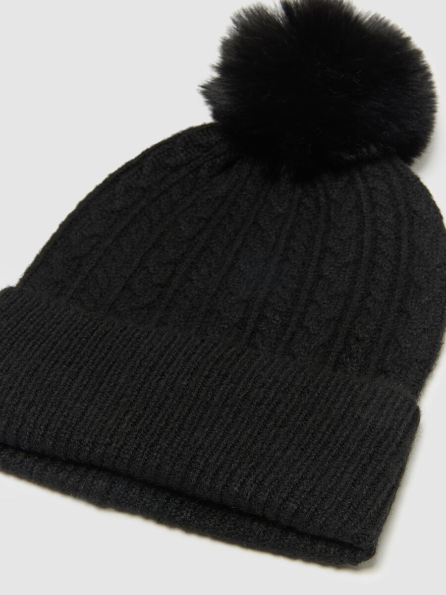 Berretto beanie nero lavorato a maglia con pompon_1