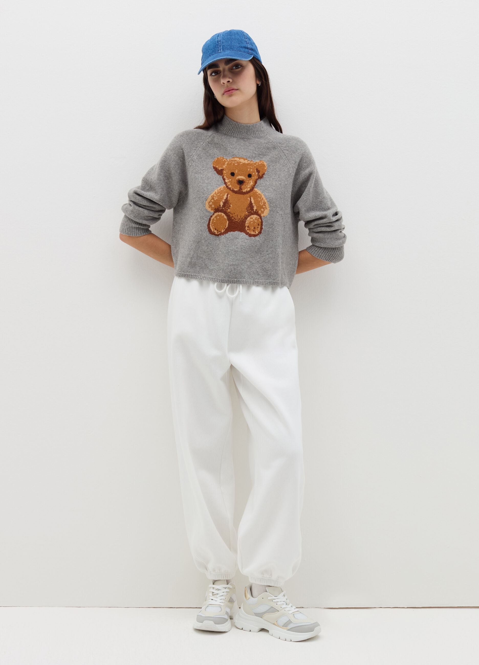 Crop pullover with jacquard bear