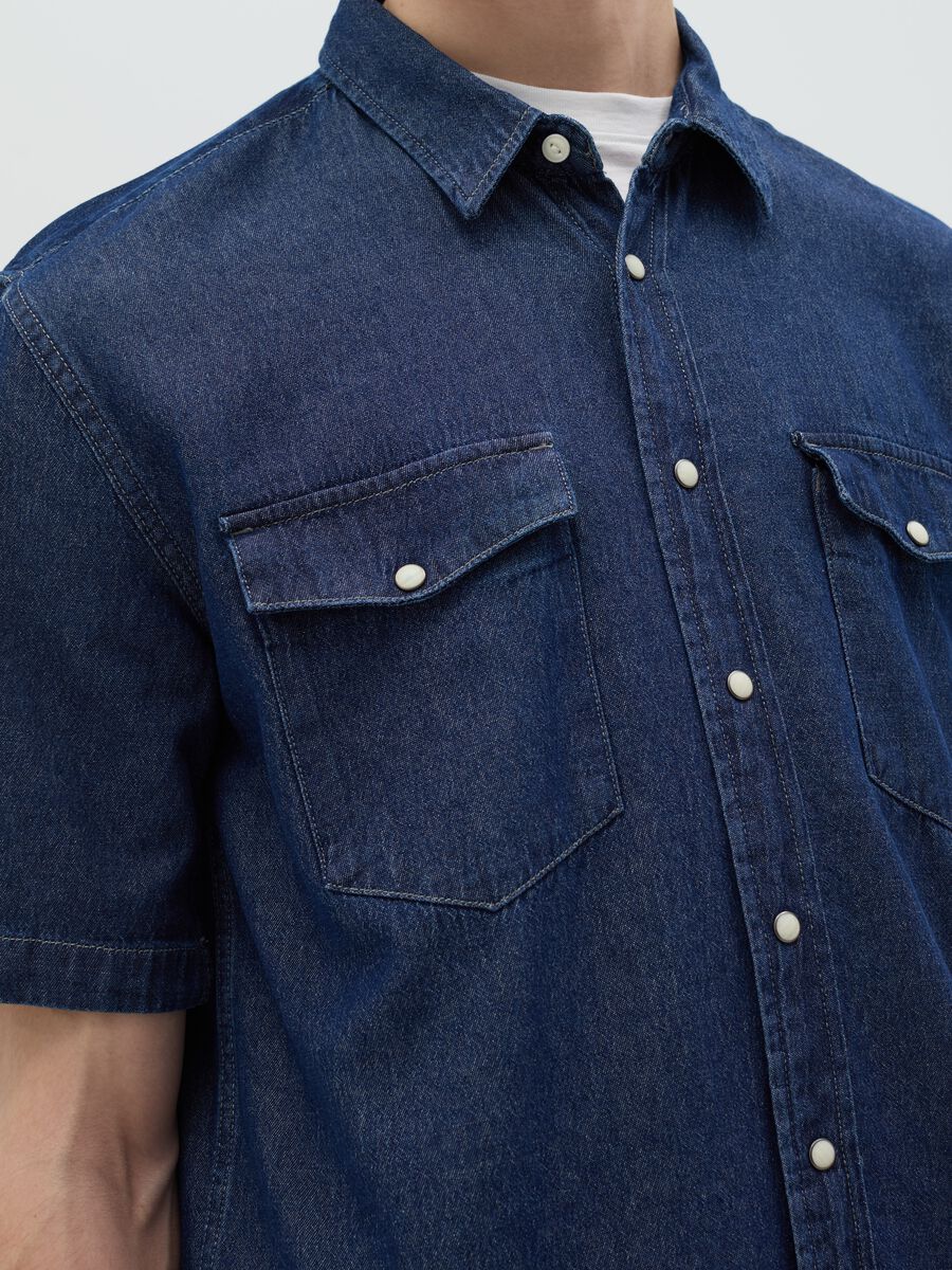 Short-sleeved shirt in denim with pockets_2