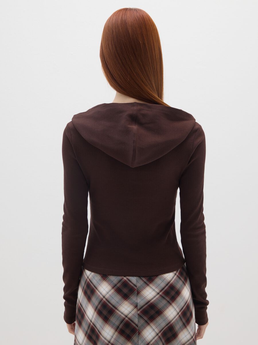 T-shirt in cotone marrone con cappuccio_2
