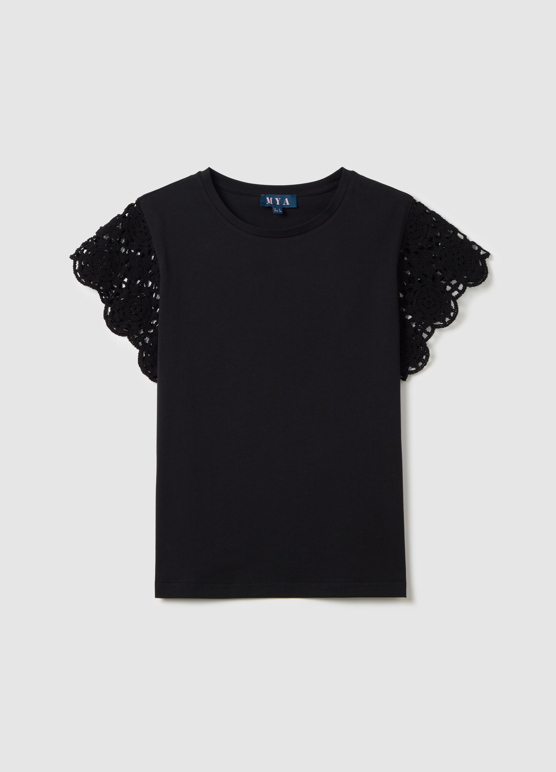 Curvy black T-shirt with crochet sleeves