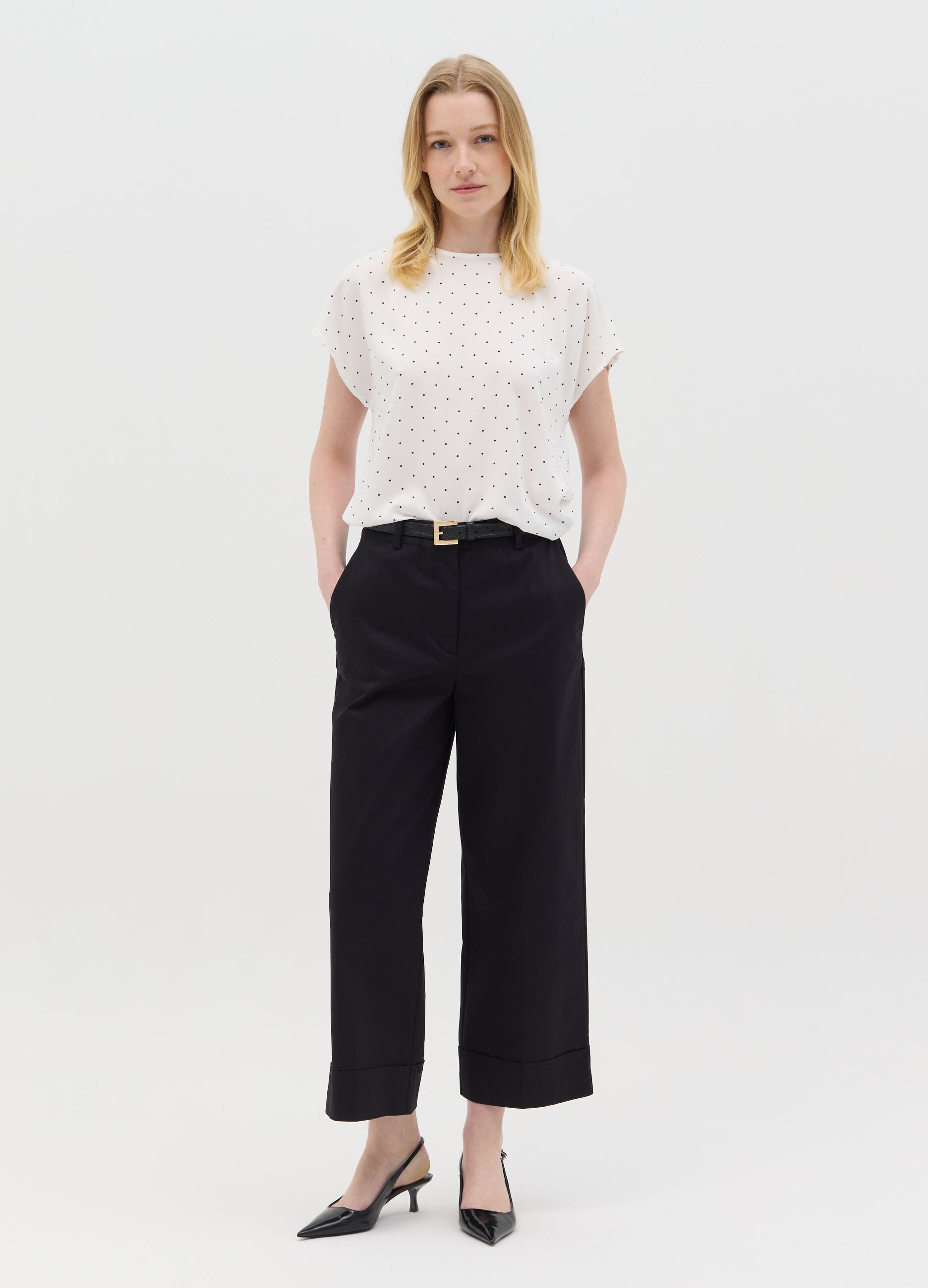 Blusa a maniche corte con pois in viscosa