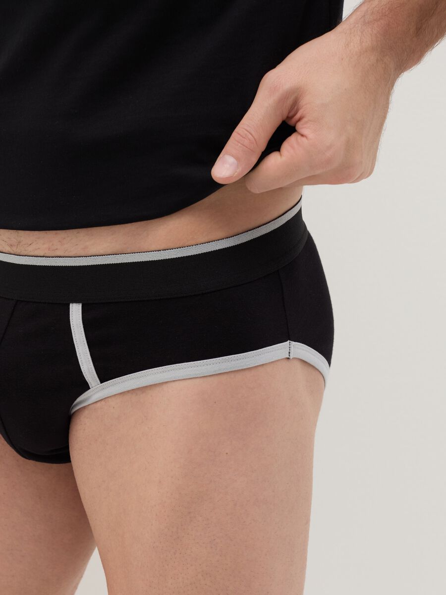 Stretch briefs with contrasting details_2