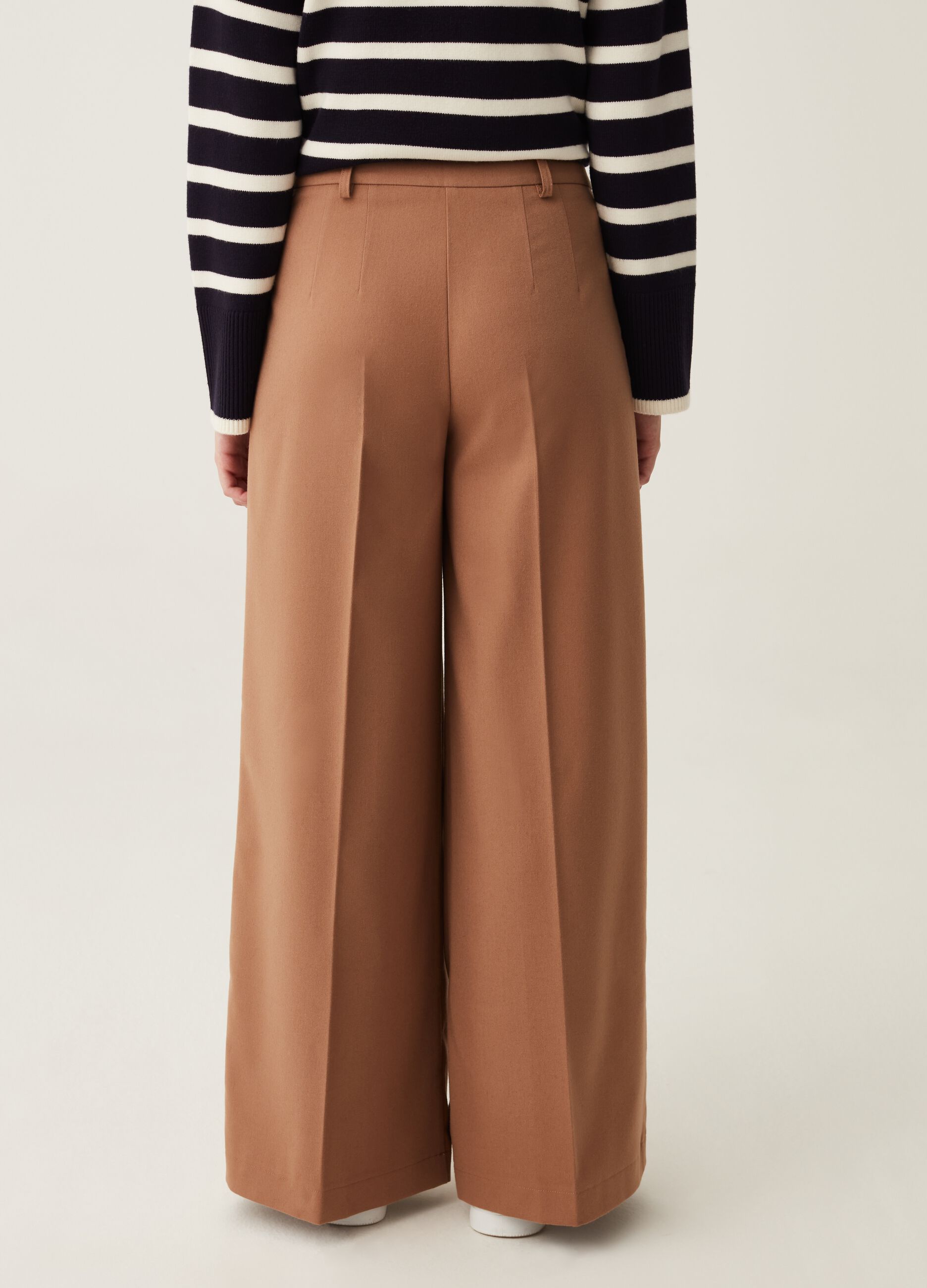 Pantaloni wide leg con pinces_2