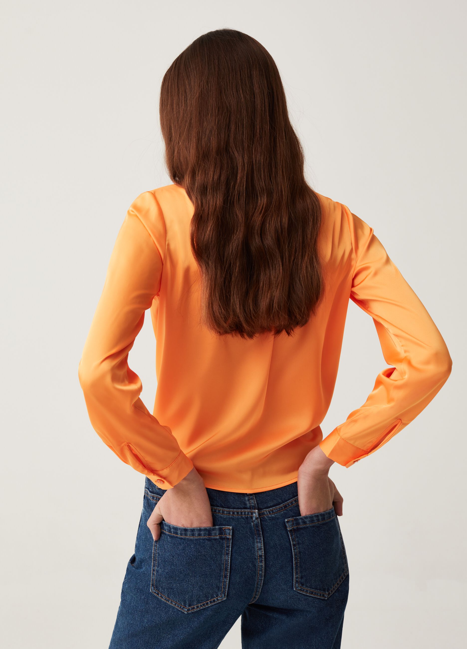 Blusa in satin con bottone al collo_2