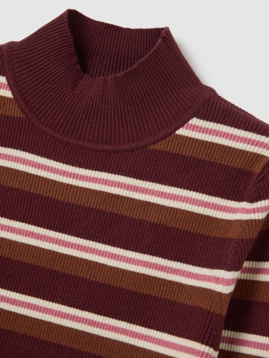 Maglione marrone a righe vestibilità fitted_1