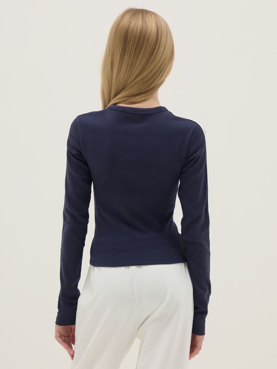 T-shirt in cotone elasticizzato blu da ragazza slim fit con stelle_1