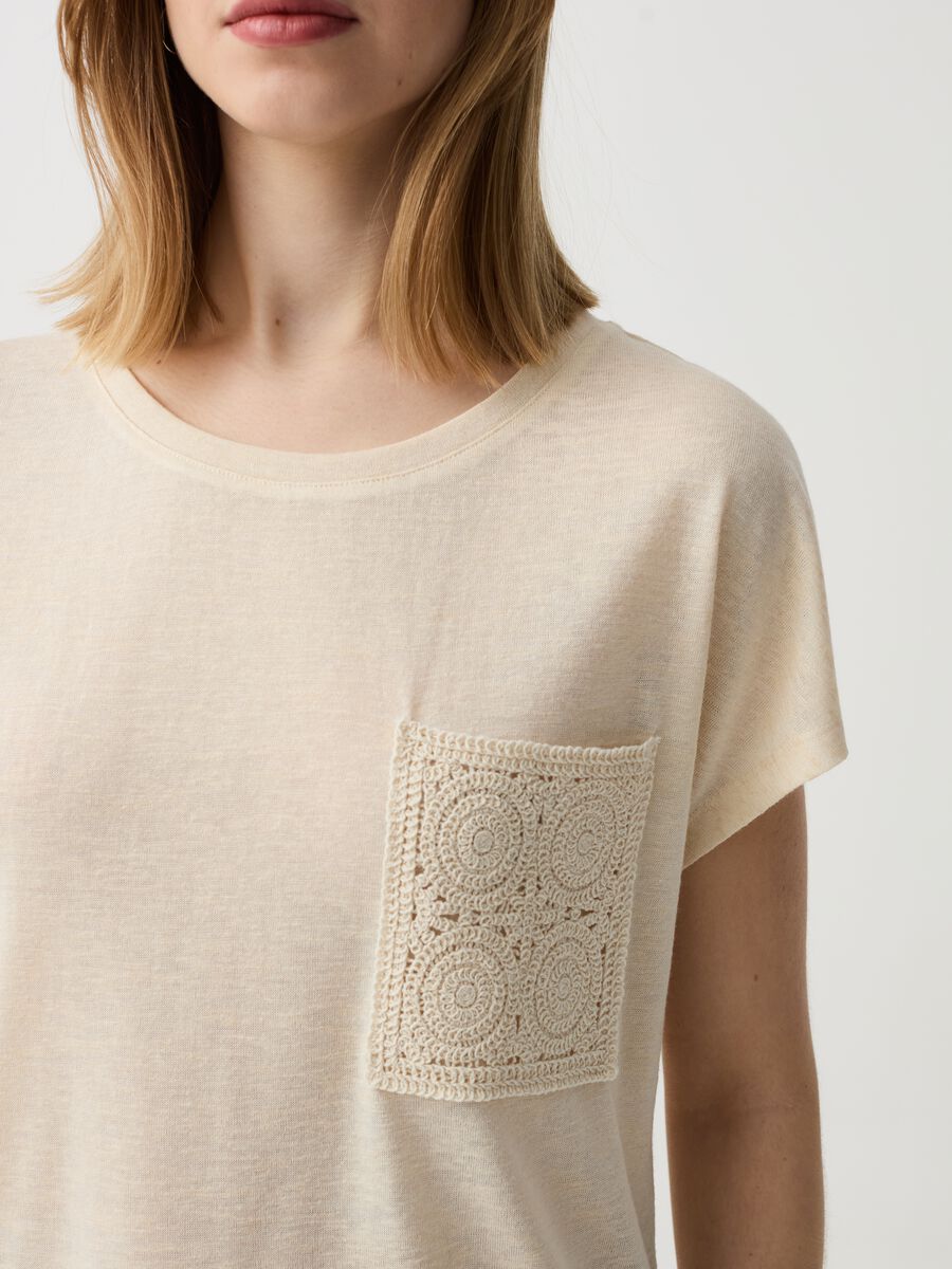 T-shirt girocollo con tasca crochet_1