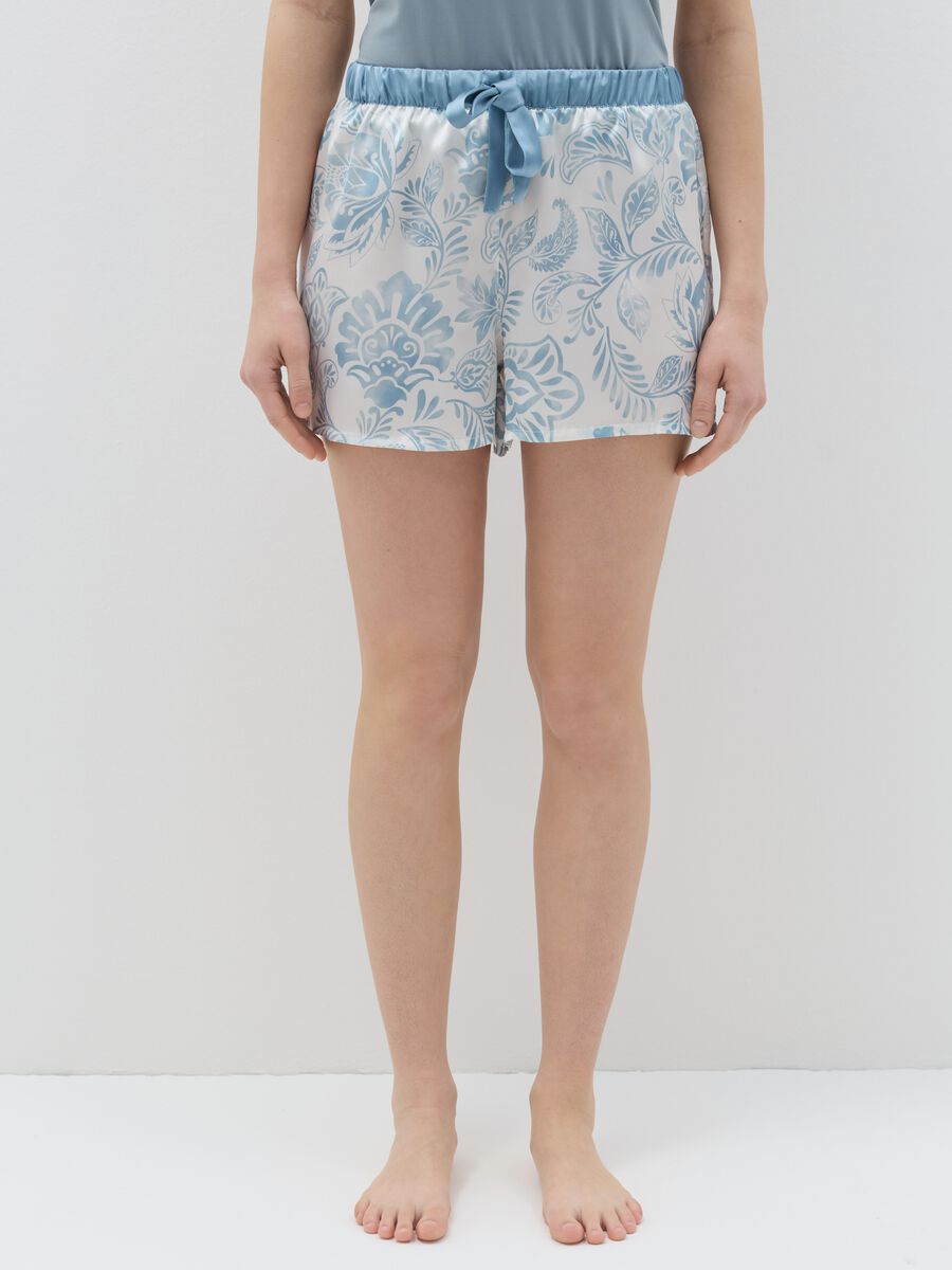 Pyjama shorts in patterned satin_1