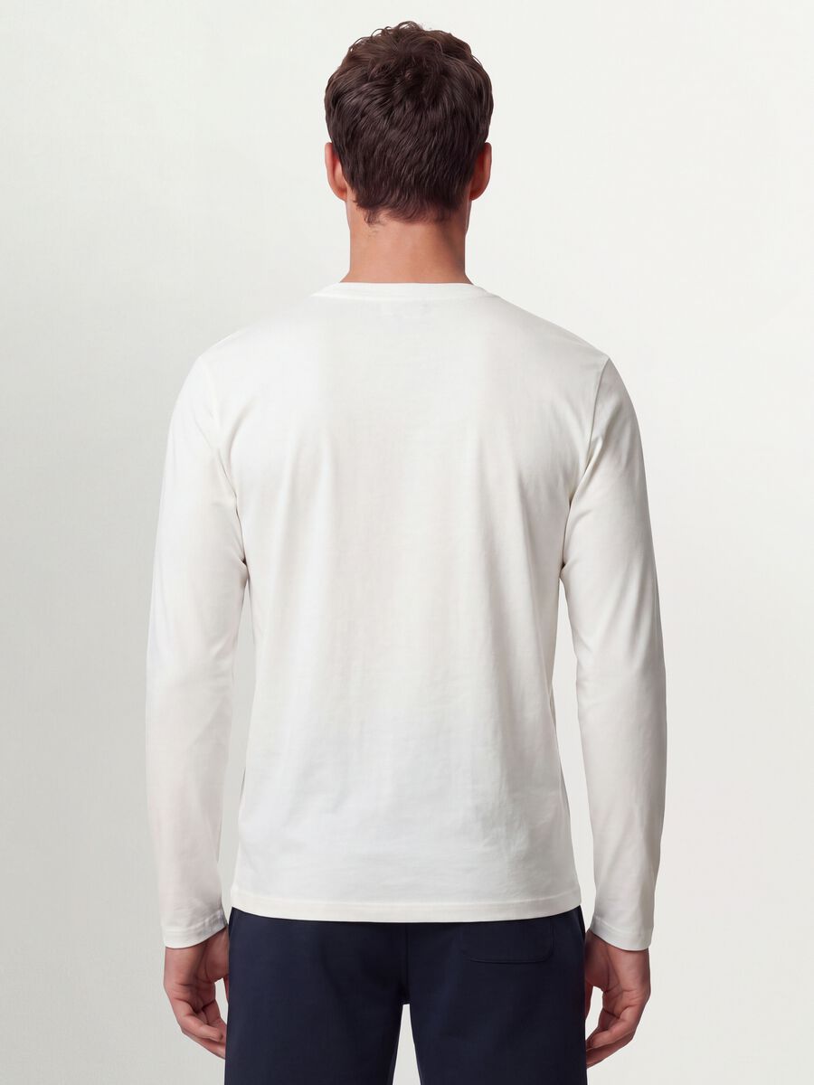 T-shirt bianca a maniche lunghe in puro cotone organico con girocollo_3