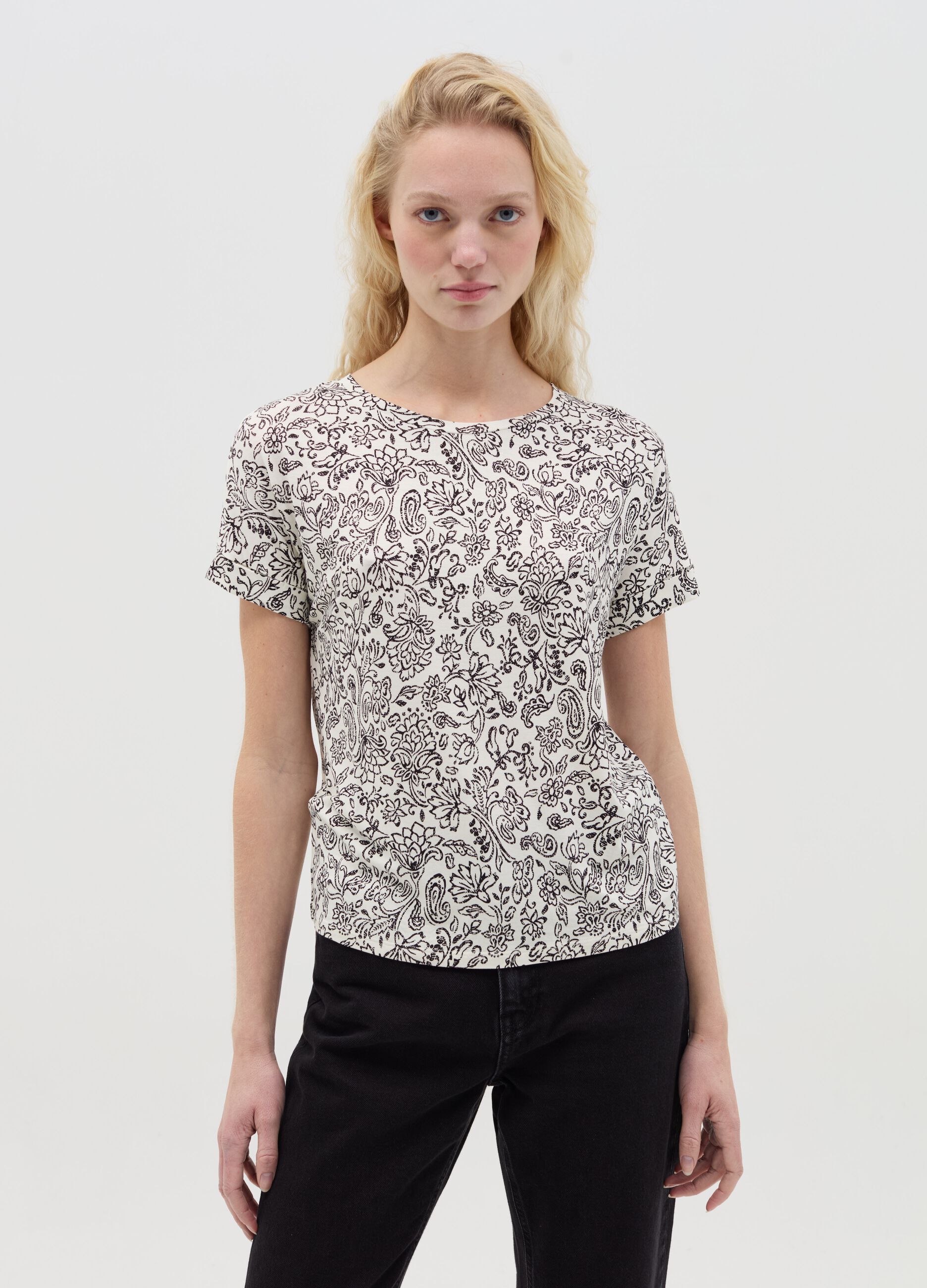 T-shirt with short sleeves and floral print