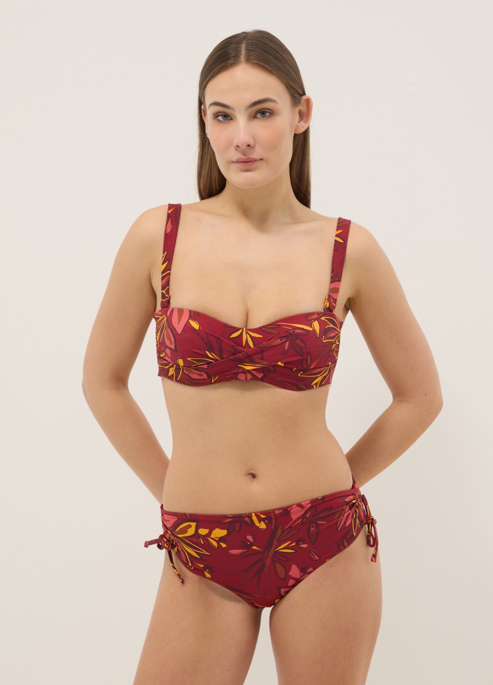 Slip da mare in tessuto elasticizzato multicolor con motivo floreale