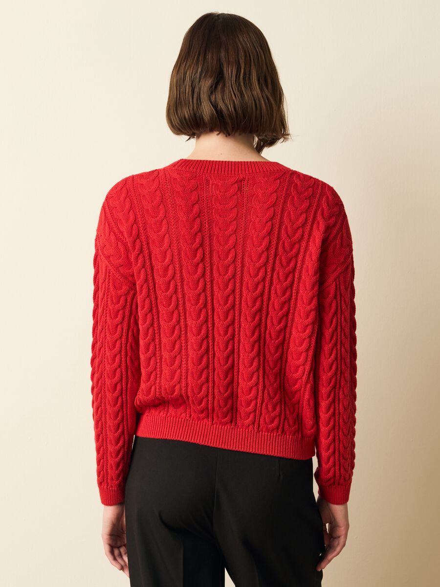 Cable-knit pullover with round neck_3