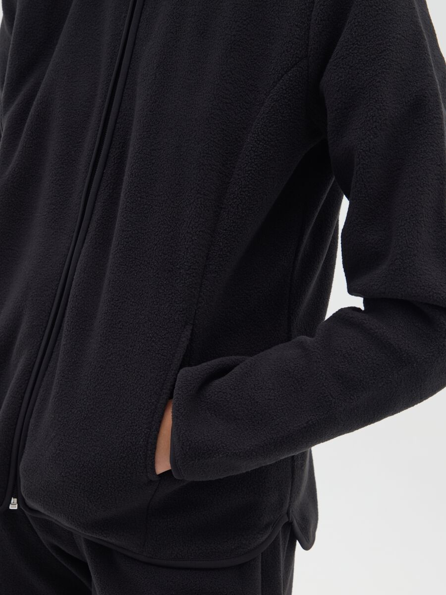 Felpa in pile nera vestibilità fitted e zip_3