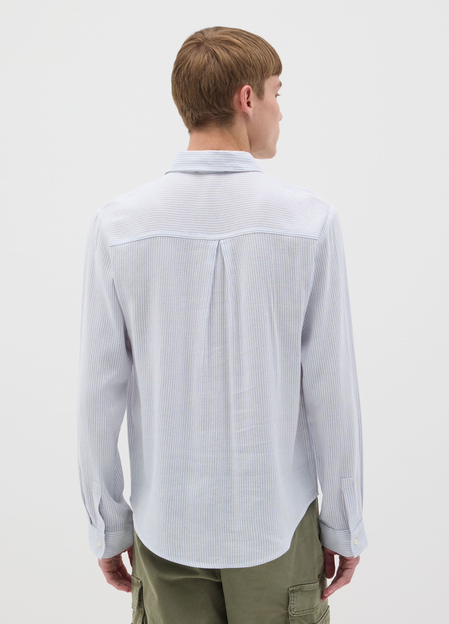 Camicia bianca e azzurra in cotone viscosa e lino a righe
