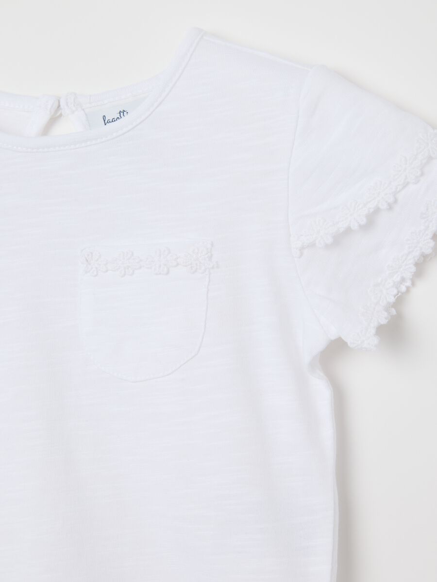 White cotton T-shirt with crochet flowers_2