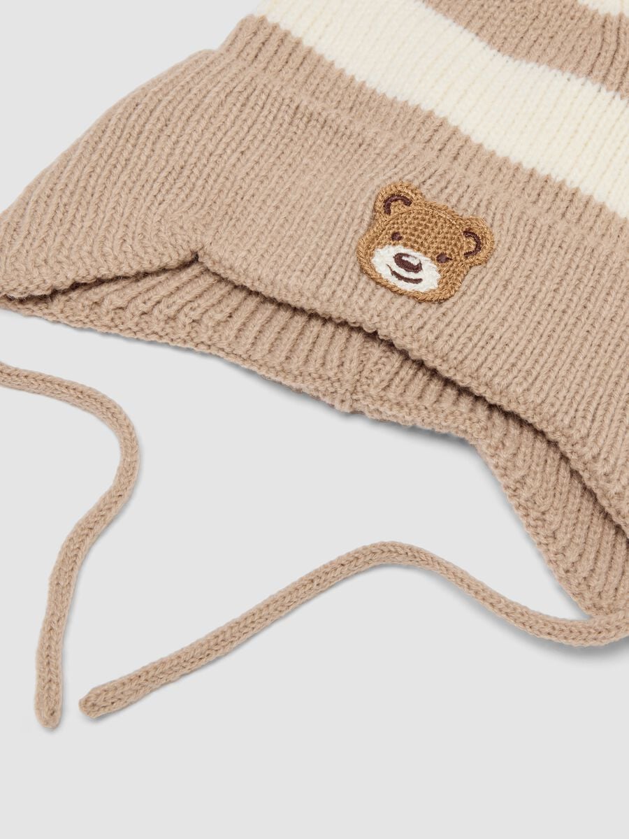 Set cappello e sciarpa marrone in maglia con righe_1