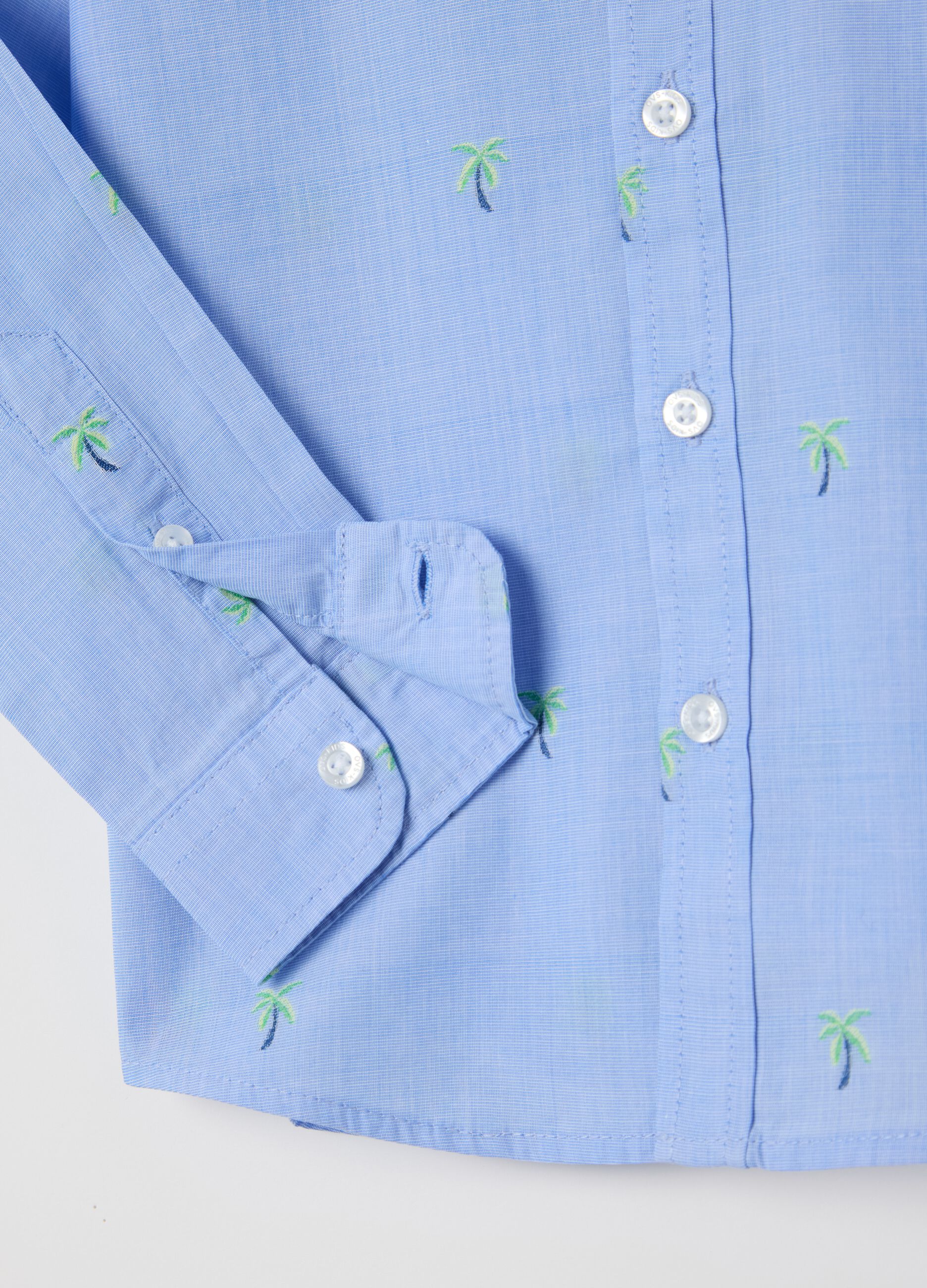 Camicia azzurra in cotone con ricamo palme