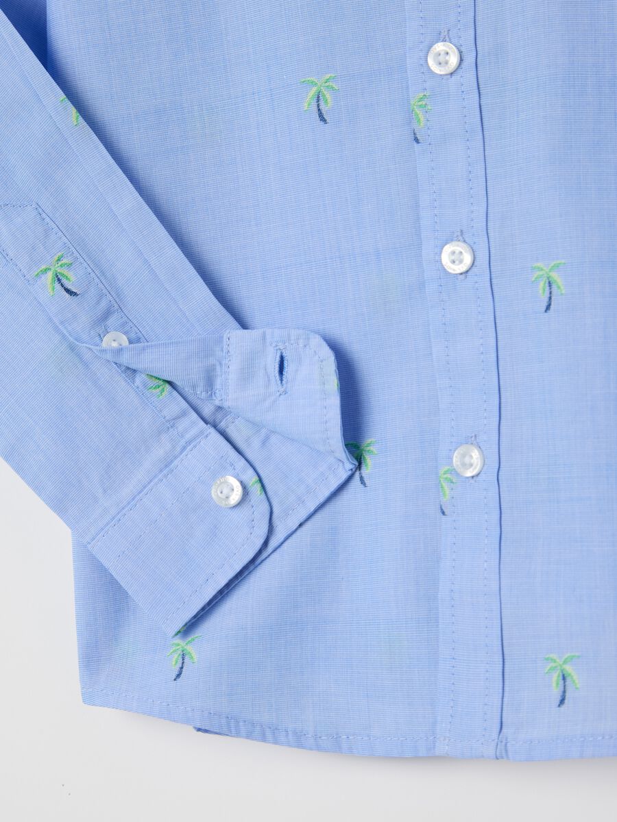 Light blue cotton shirt with palms embroidery_3