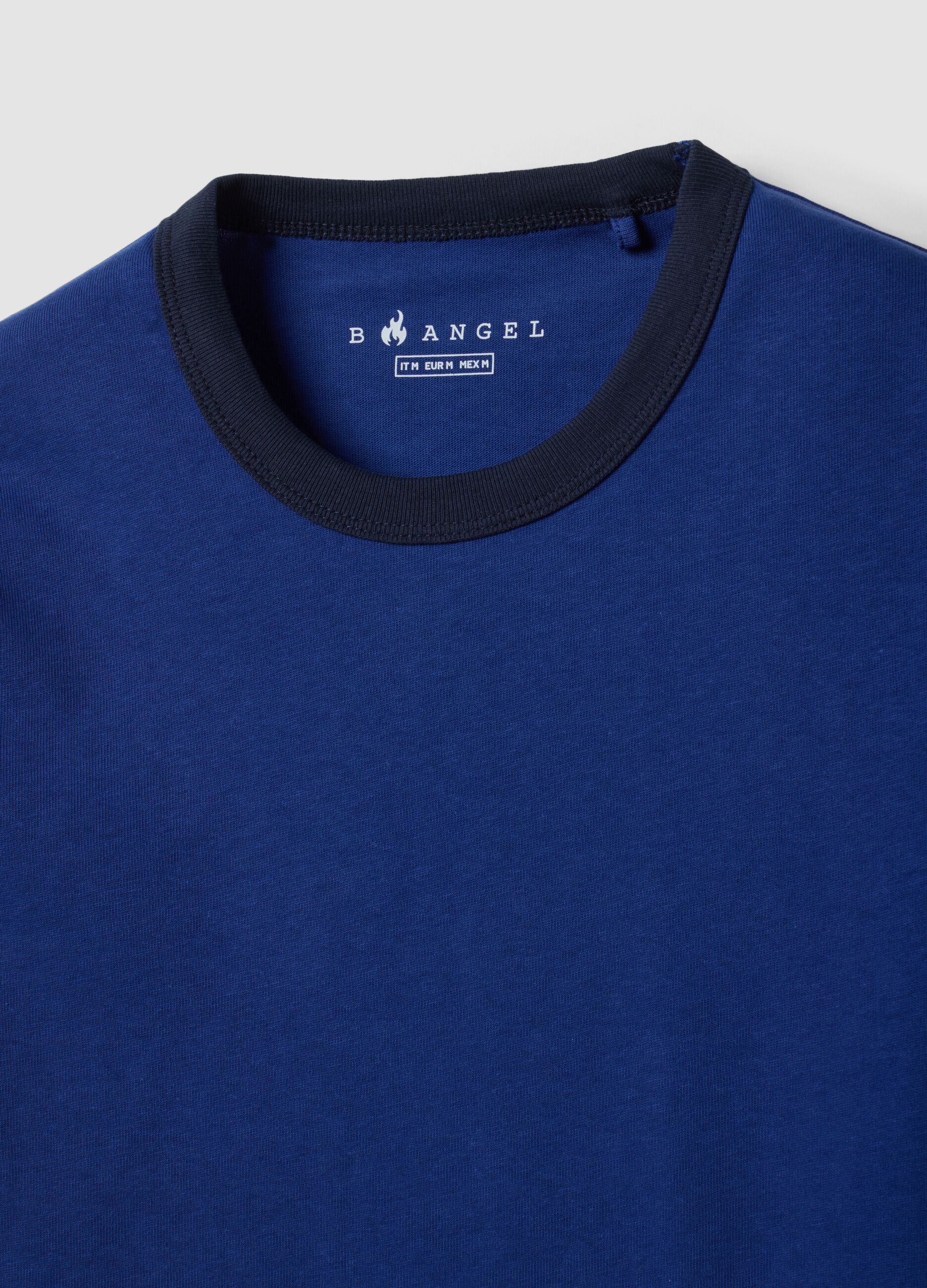 T-shirt fitted blu in puro cotone con profili a contrasto