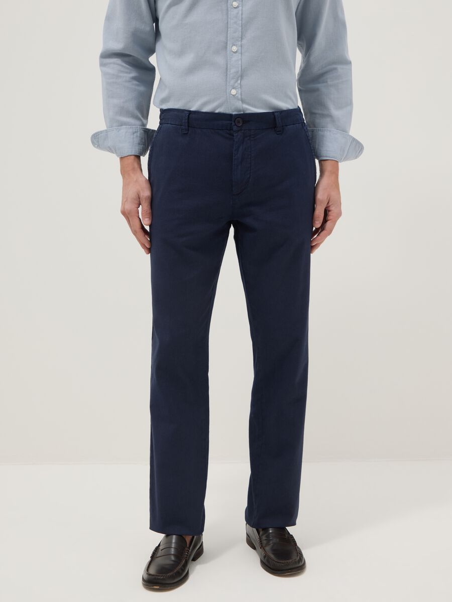 Pantaloni chino blu in misto lino e cotone regular fit_1