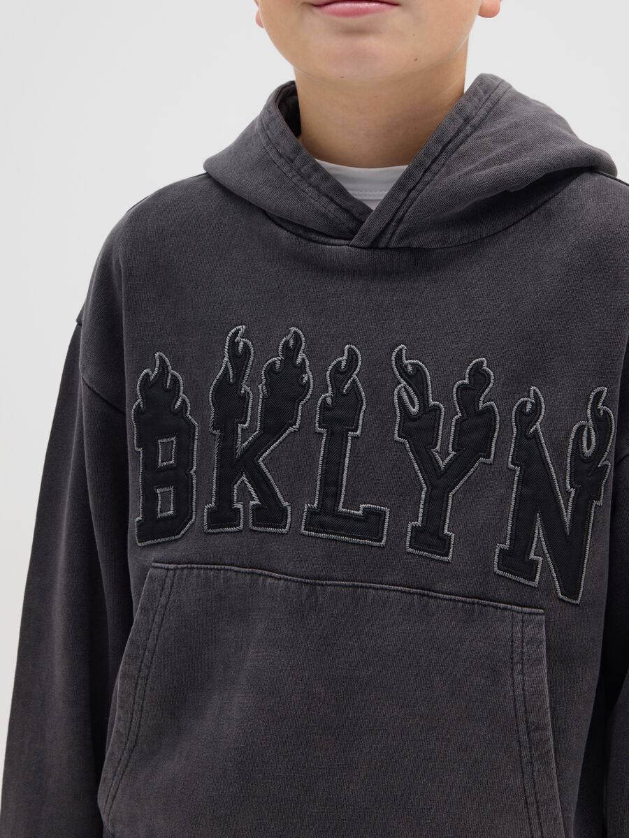 Felpa nera con cappuccio da ragazzo in puro cotone regular fit_3