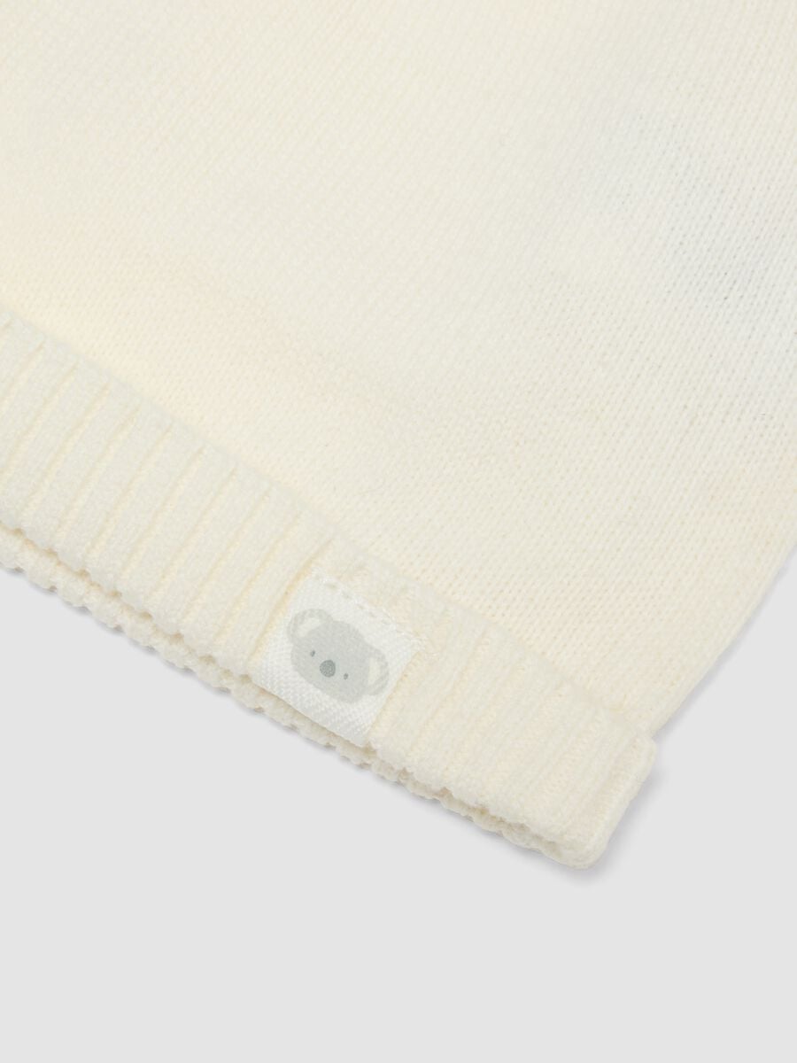 Cappello bianco in puro cotone organico lavorato a maglia con pompon per neonati_2