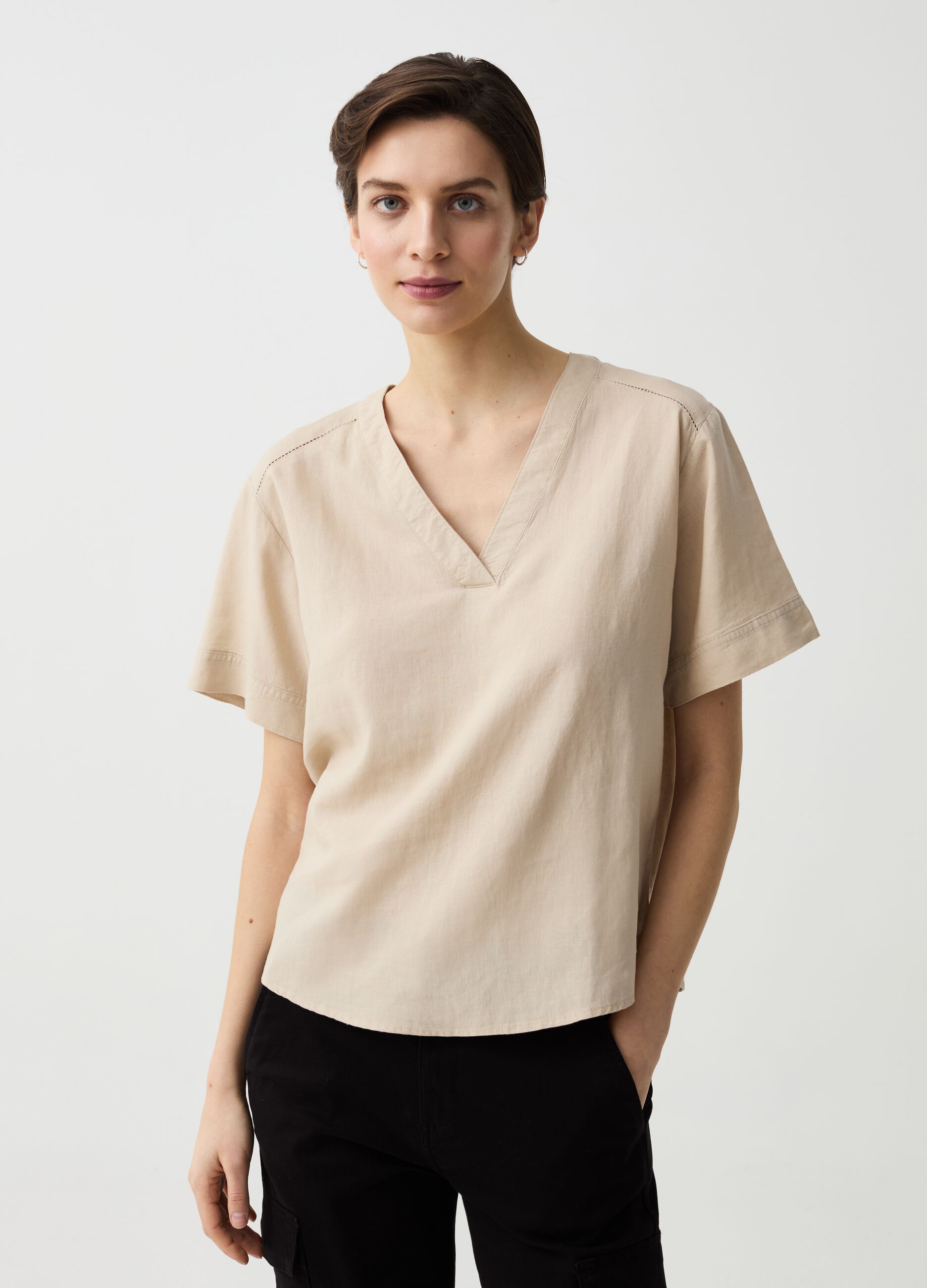 Blusa in lino e viscosa con scollo a V