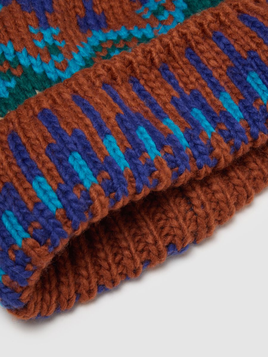 Cappello multicolor in jersey lavorato a maglia con pon pon_1