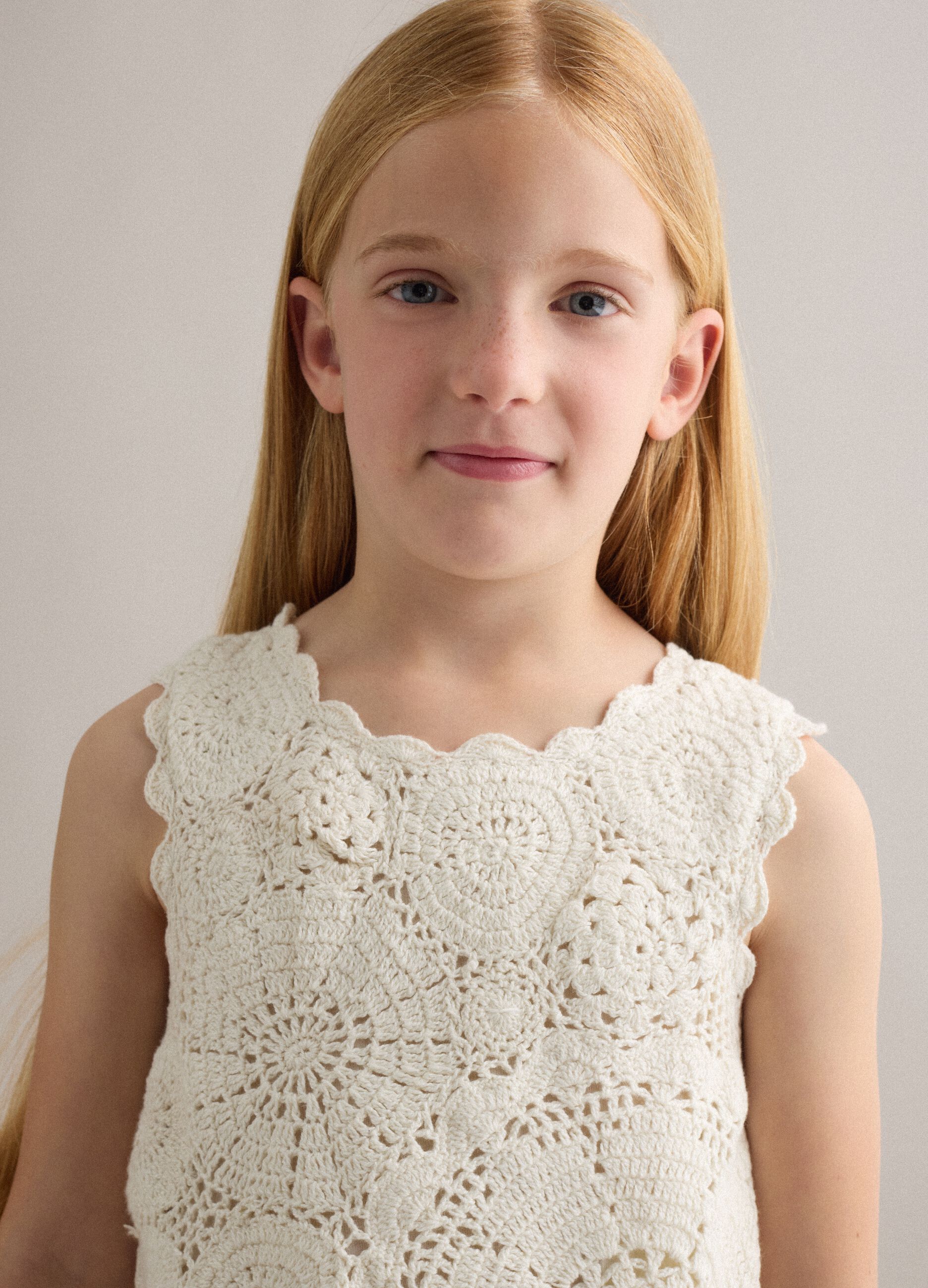 Girls&rsquo; white pure cotton tank top with floral open-knit pattern