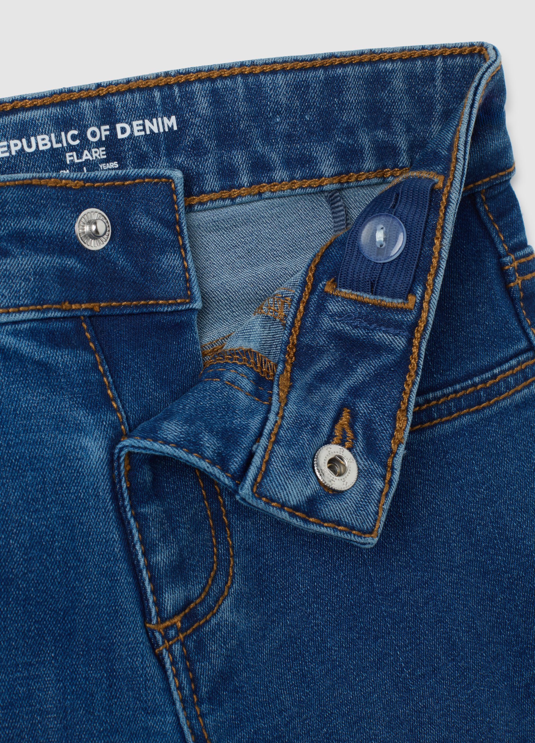 Jeans da bambina in denim blu flare