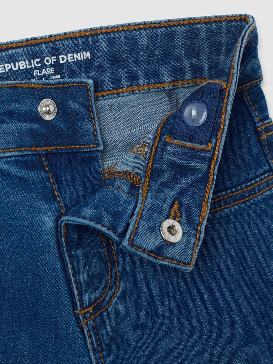 Jeans da bambina in denim blu flare_3