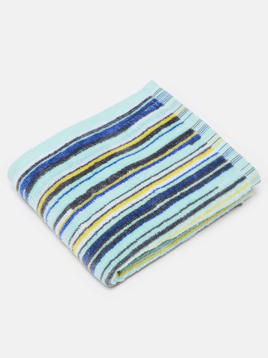 Guest towel with striped pattern_1