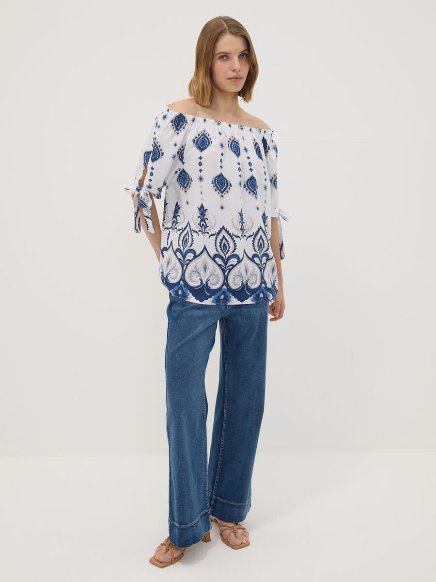 Blusa bianca in pura viscosa a maniche corte con fantasia paisley_2