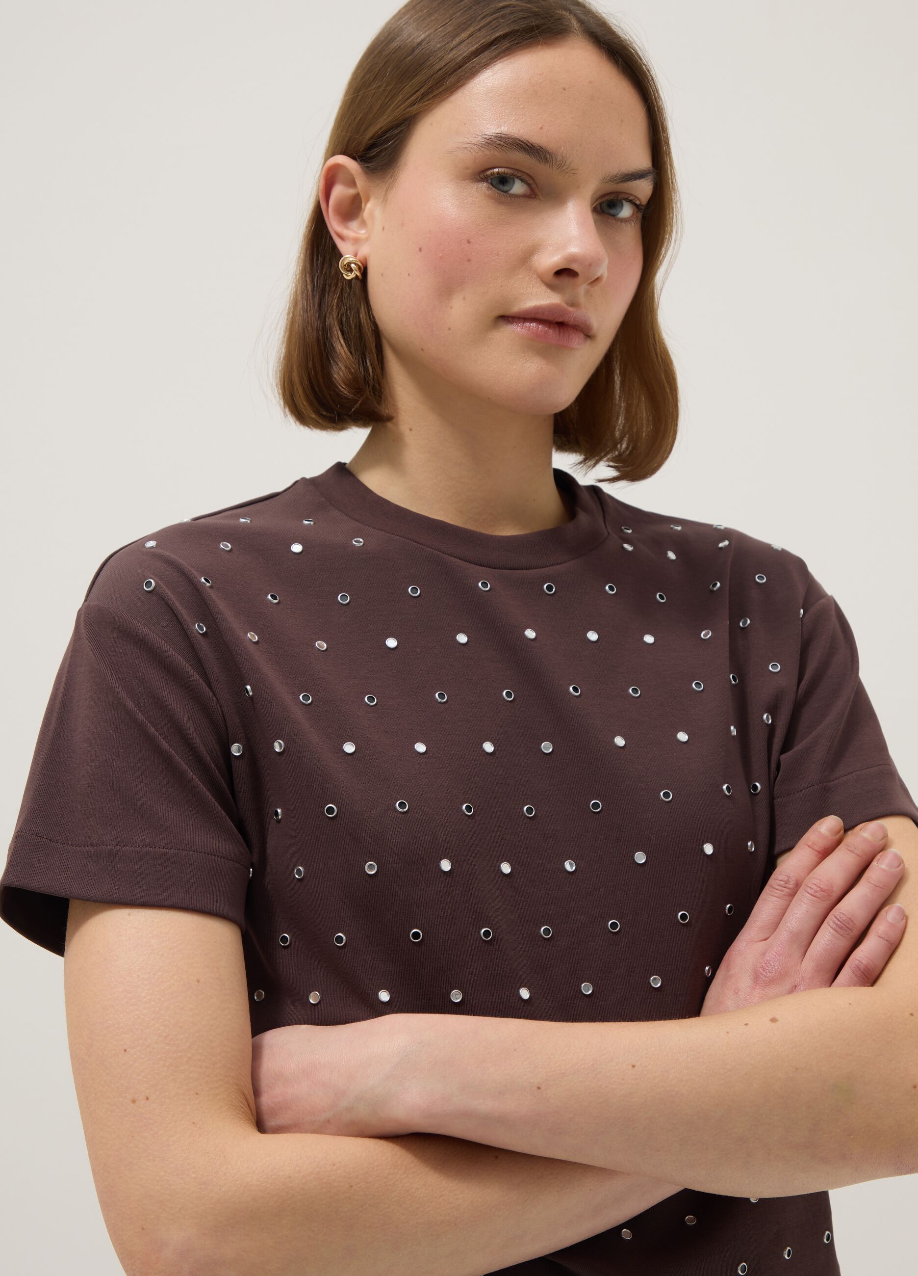 Brown stretch cotton T-shirt with studs, regular fit