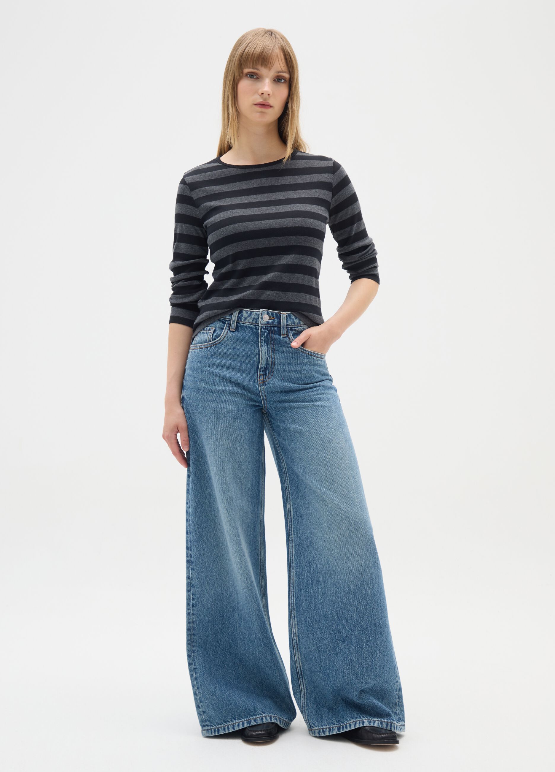 T-shirt grigia a righe