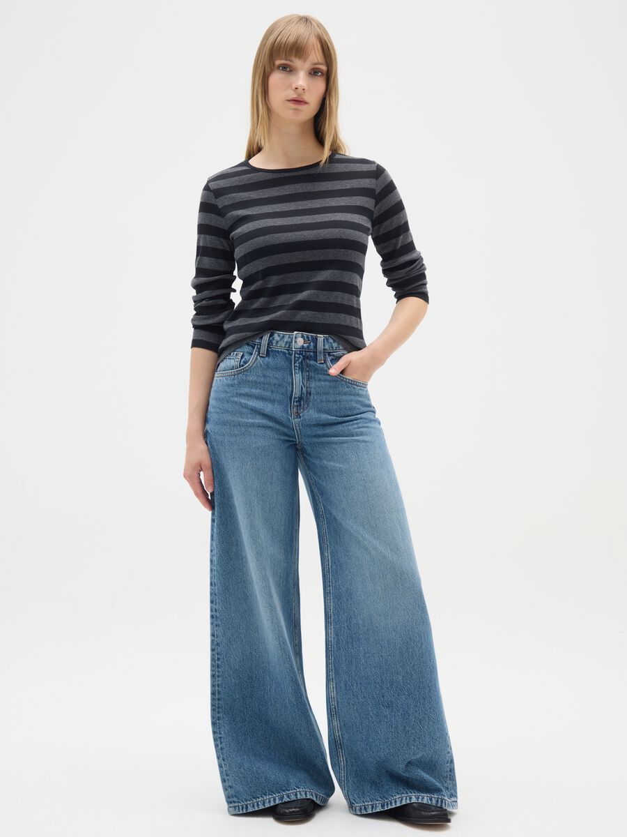 T-shirt grigia a righe_1