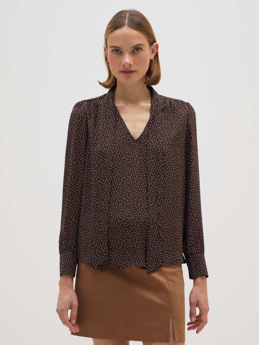 Camicia marrone a pois in misto tessuto_0