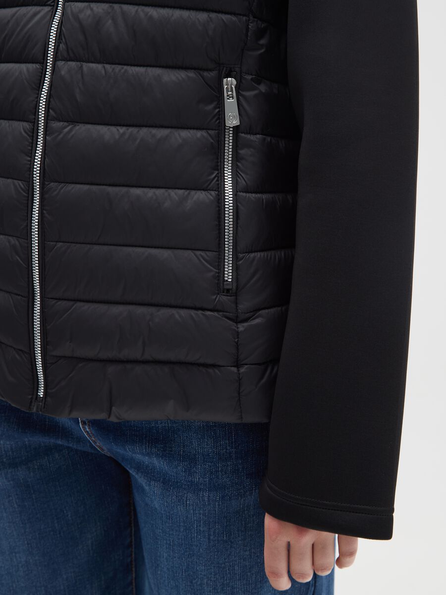 Giacca imbottita nera regular fit con cappuccio e zip_3