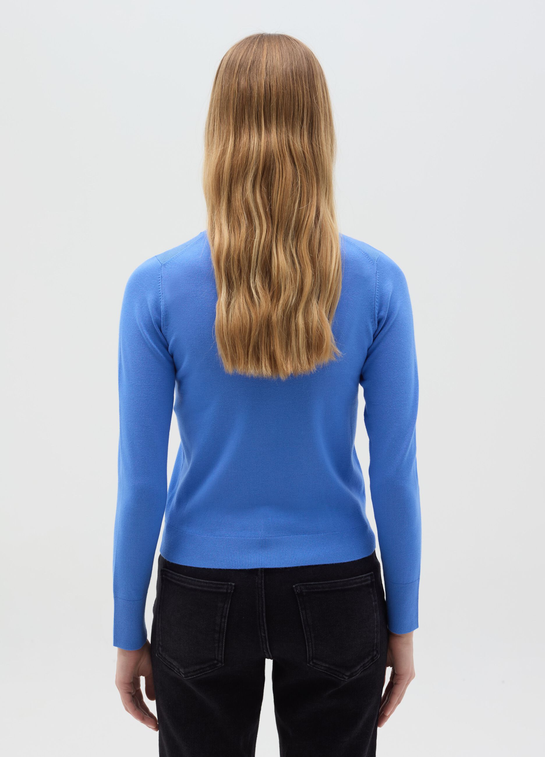 Top with round neck and long sleeves