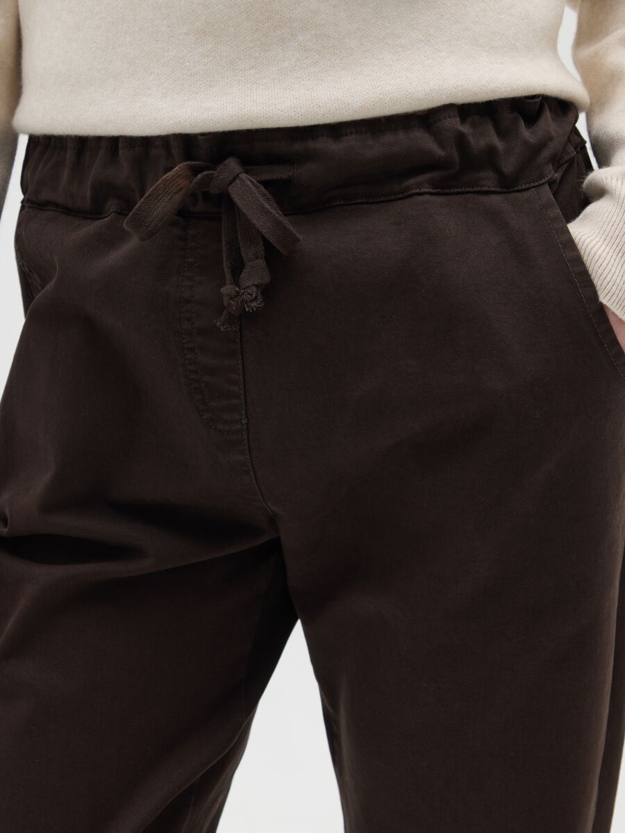 Pantaloni in cotone elasticizzato marroni regular fit_3