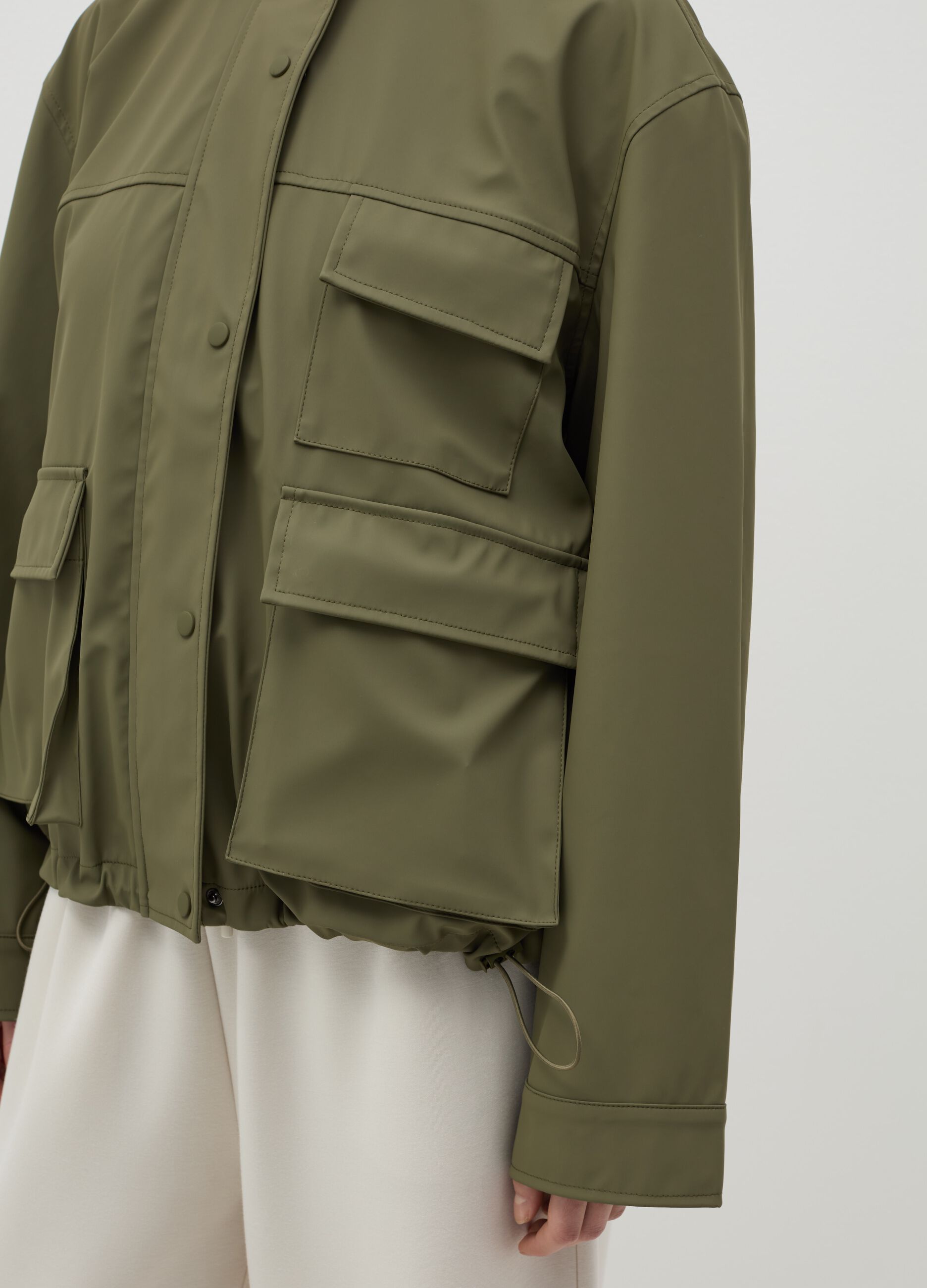 Short parka with hood and drawstring